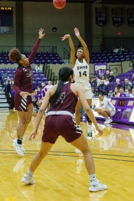 20220129-UMHB-g1-Wbb-vs-McMurry-023-1200LE