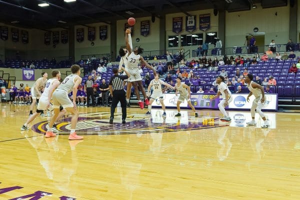 20220129-UMHB-g2-Mbb-vs-McMurry-003-1200LE