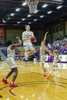 20220129-UMHB-g2-Mbb-vs-McMurry-006-1200LE