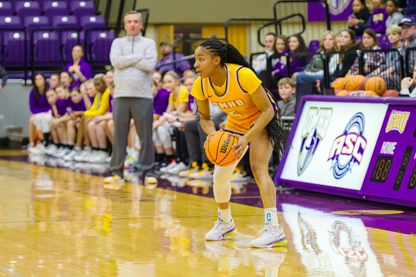 20221217-UMHB-g1-Wbb-vs-Sul-Ross-015-topaz