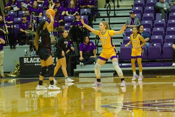 20230114-UMHB-wbb-vs-McMurry040