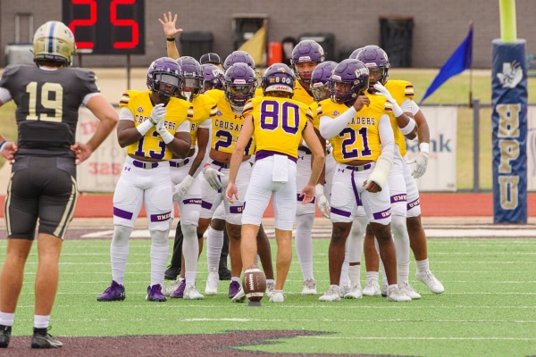 20231111-UMHB-fb-at-HPU-018