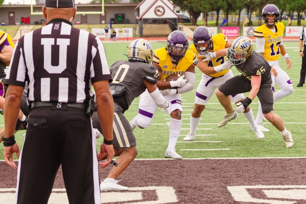 20231111-UMHB-fb-at-HPU-026